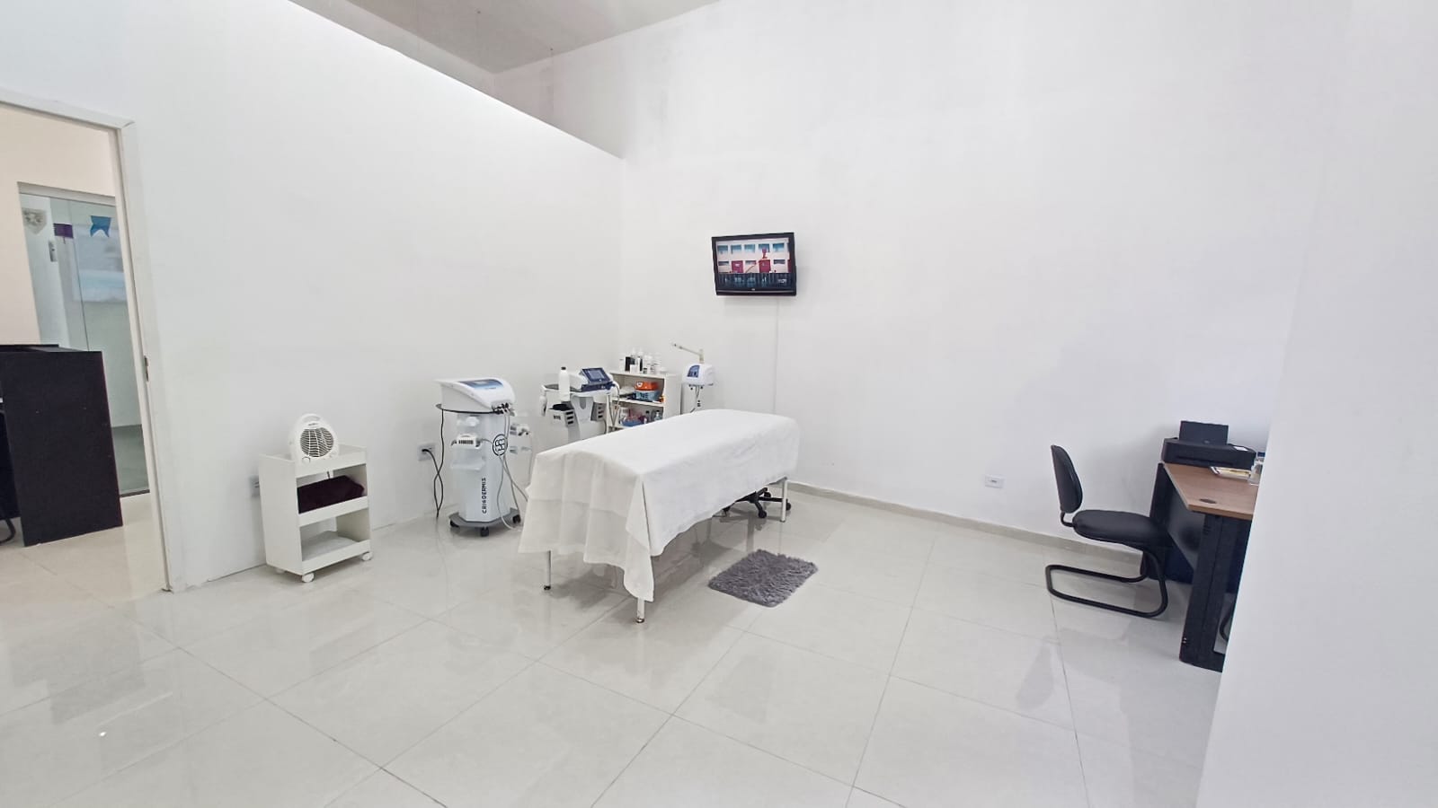 Interior da clínica Estética Harmonia com equipamentos profissionais